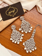 Beautiful Kundan Earrings with Tika